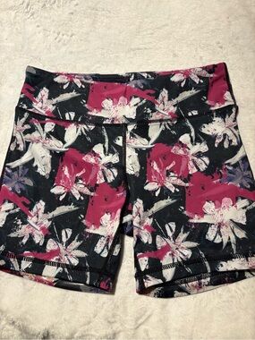 IAB Women’s Floral Active Shorts in Black and Pink - size 6/small